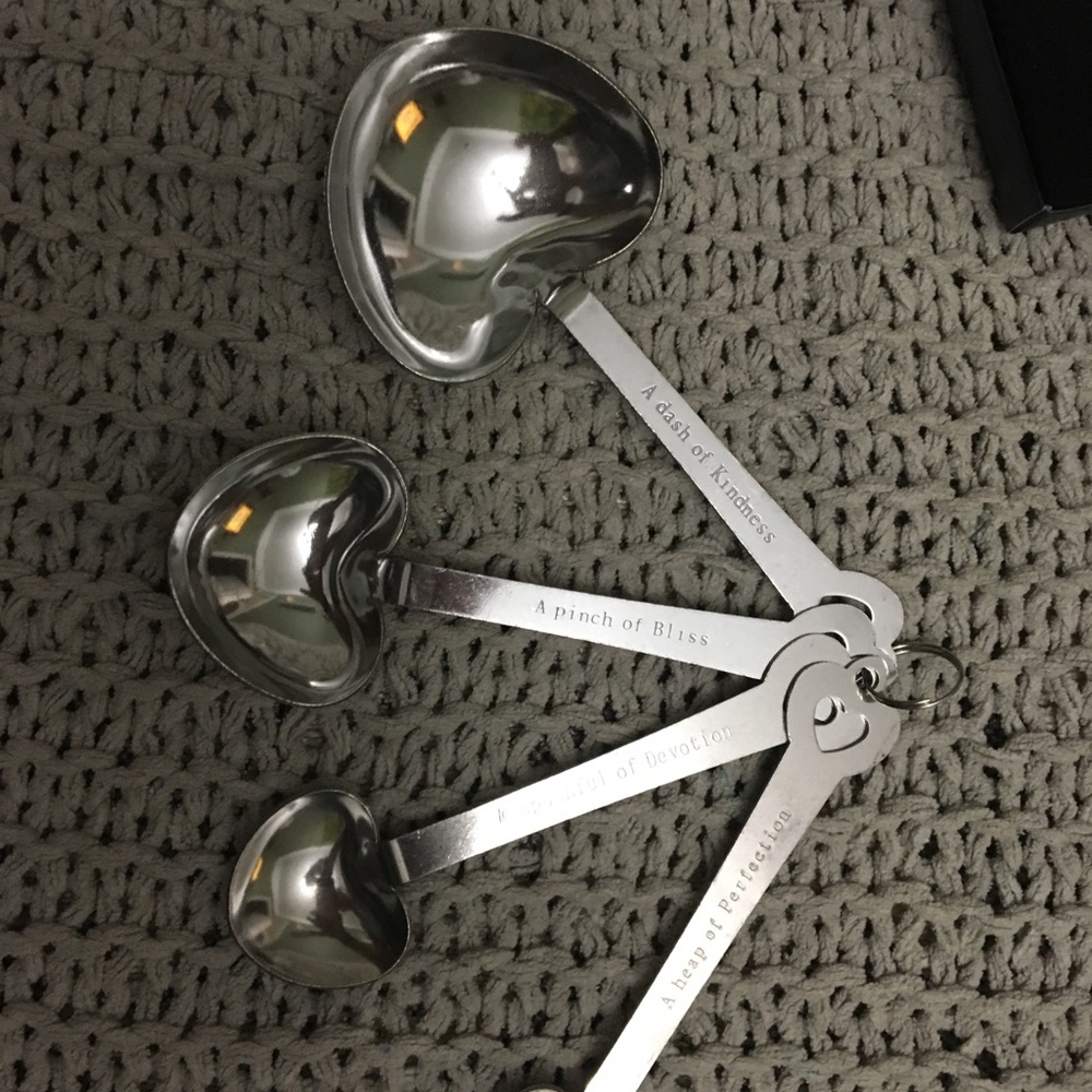NWOT Heart shaped measuring spoons